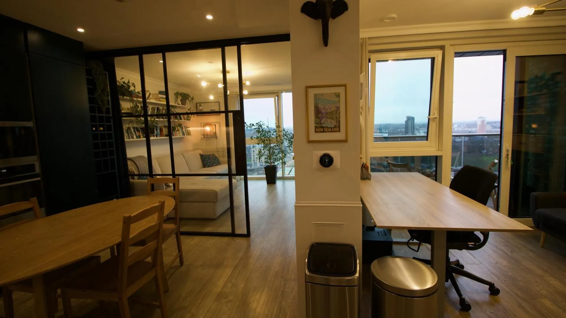 Luxury Surrey Quays Apartment London